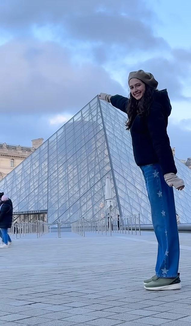 Она кокетливо позировала в Лувре, Париж.