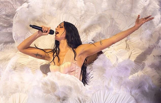 Дуа Липа поразила публику невероятно откровенным нарядом на открытии новозеландского тура