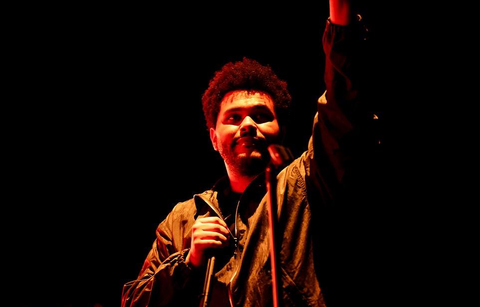 Канадский певец The Weeknd, настоящее имя Абель Тесфайе, зажёг Caesars Colosseum, исполнив Cry For Me и Open Hearts из фильма.