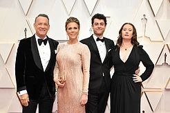 Элизабет Хэнкс, дочь Тома Хэнкса и его первой жены Саманты Льюис, рассказала о своем непростом детстве и сложных отношениях с матерью в новой книге «Десятая магистраль: воспоминания о семье и открытой дороге»