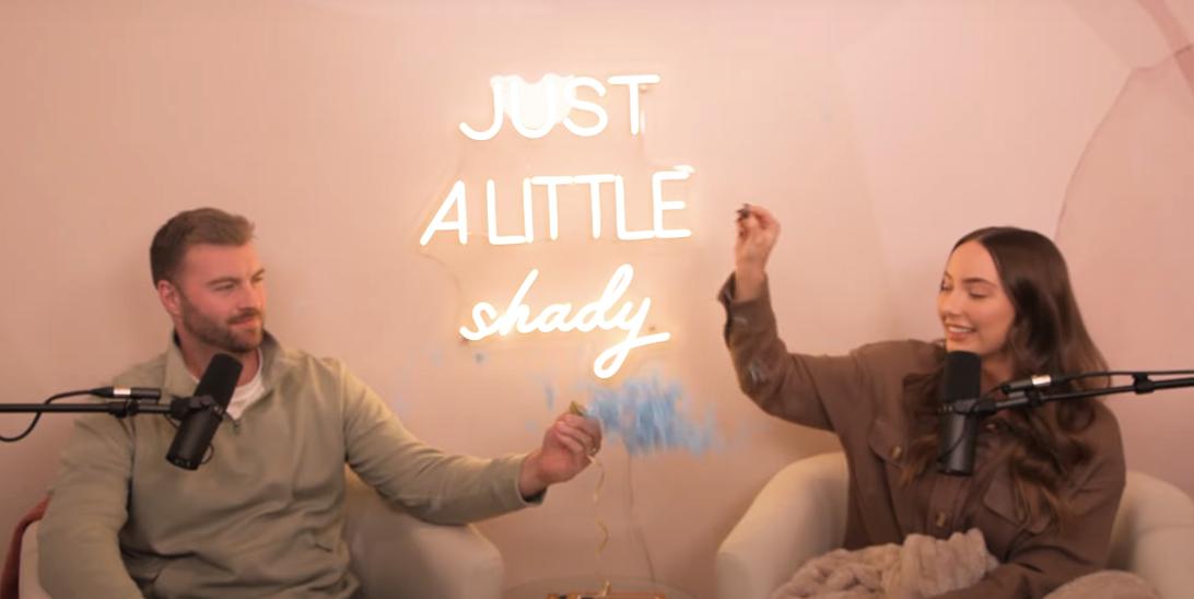 Хейли Джейд Матерс и Эван МакКлинток на подкасте "Just a Little Shady" в октябре 2024 года.