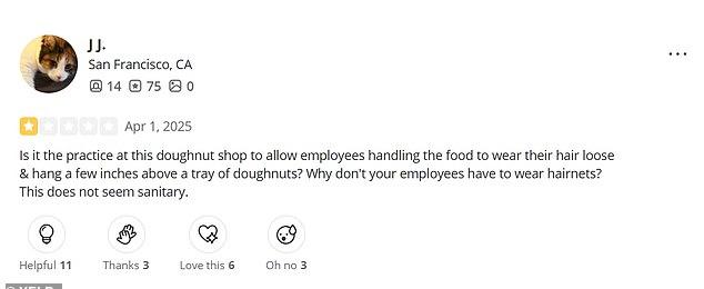 В недавнем отзыве на Yelp пользователь J.J. возмутился: "Почему сотрудники этой пончиковой работают с распущенными волосами над продуктами и без сеток? Это антисанитария!"