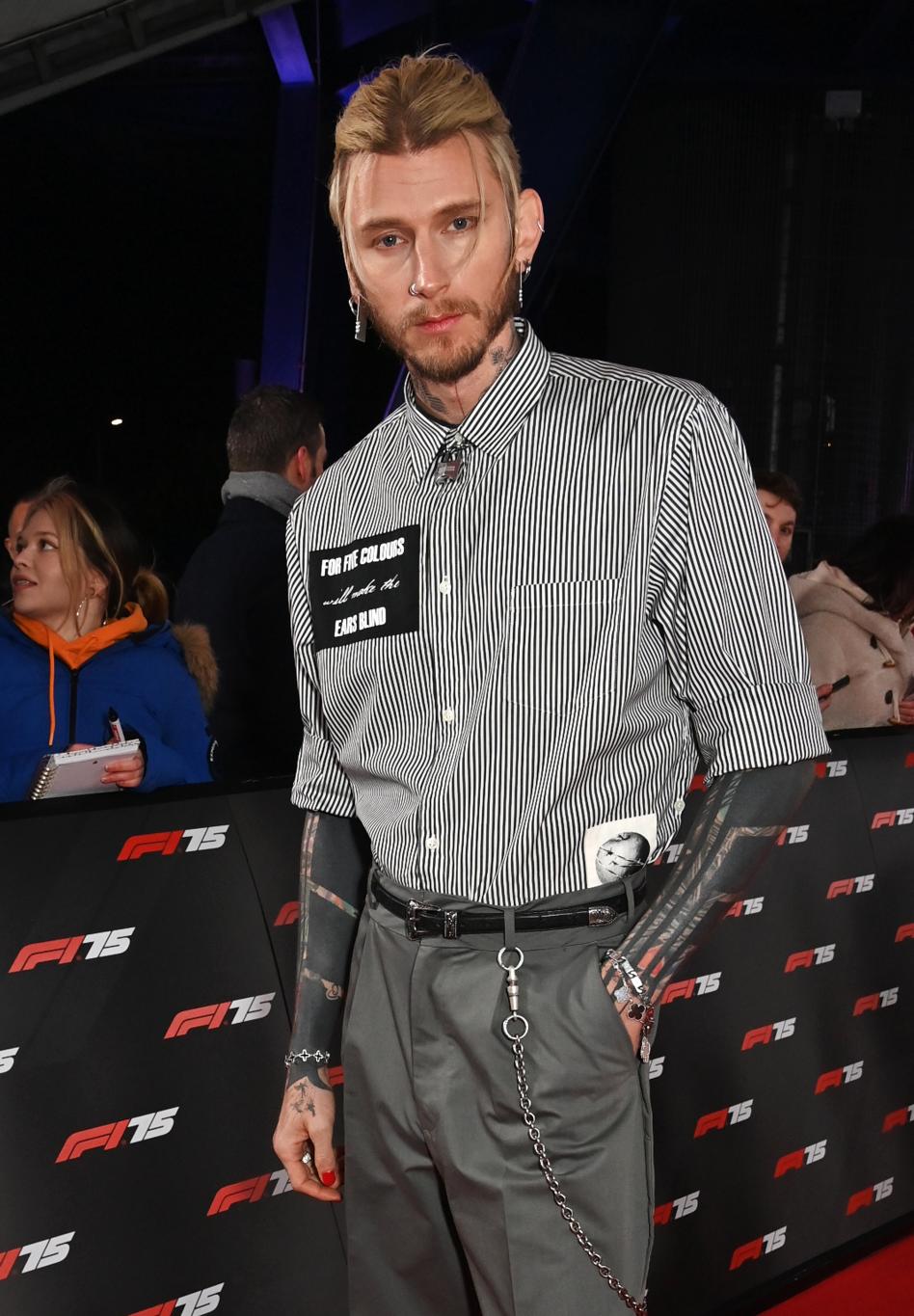 Machine Gun Kelly (MGK) — американский рэпер и рок-музыкант, известный своими эклектичными стилями и громким поведением.