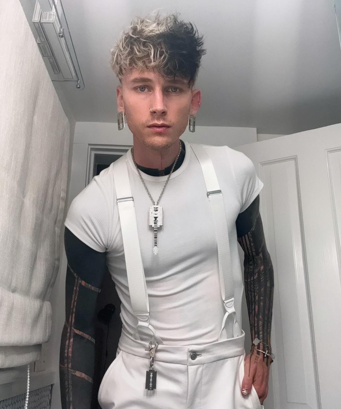 **Оригинал:** MGk</p>
<p>**Перевод и улучшение:** Machine Gun Kelly, американский рэпер и актер.
