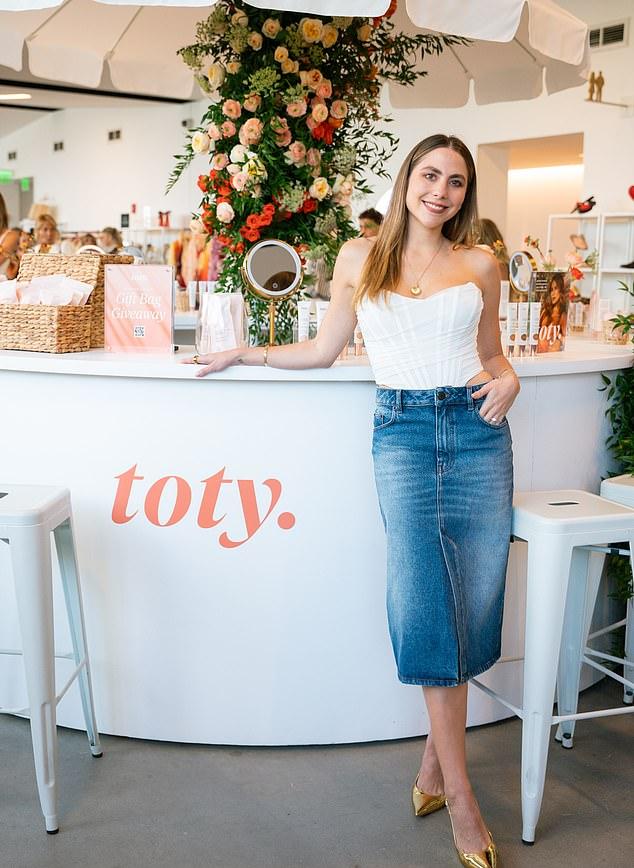 Клаудиа лучезарно улыбалась, позируя в Toty pop-up в эпицентре праздника в Майами Design District.