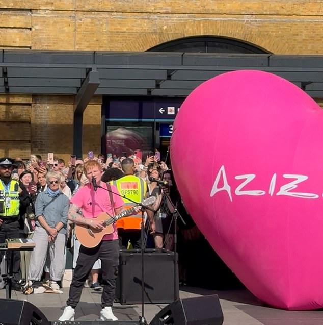 Эд Ширан удивил лондонцев обеденным концертом у вокзала Кингс-Кросс