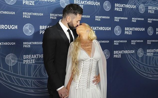 Кристина Агилера блистала в ангельском образе на церемонии Breakthrough Awards