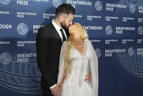 Кристина Агилера блистала в ангельском образе на церемонии Breakthrough Awards