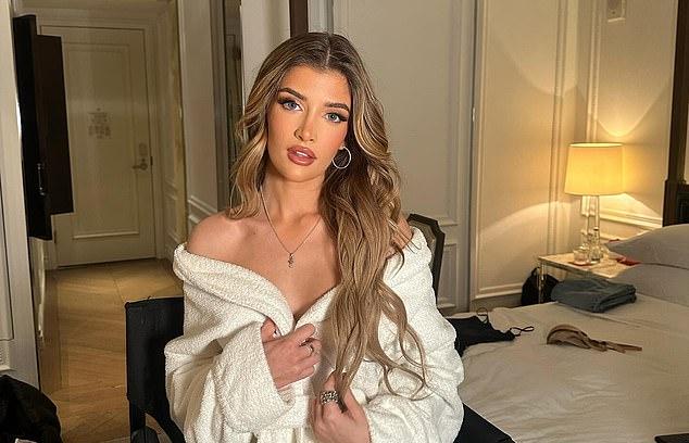 Звезда OnlyFans рассказала о сложных отношениях с отцом, которые тянутся уже много лет.