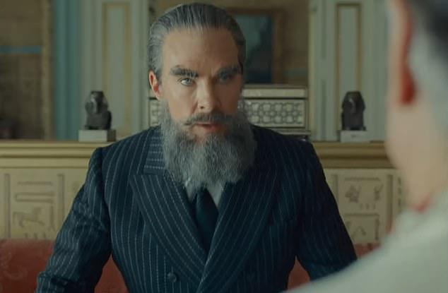 Художник по прическам и макияжу Хайке Меркер превратила 48-летнего англичанина в "титана" стройки, описанного директором Korda Land (Бенисио Дель Торо).