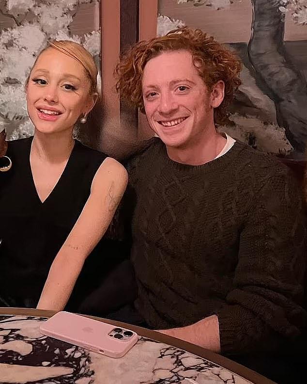 На новой песне "Hampstead" Ариана поёт: "Я оставила сердце в пабе Хэмпстеда, потеряла рассудок приятно, избавилась от репутации, но избавила нас от боли."