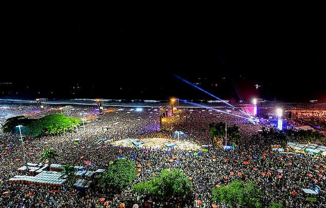 Фанаты прибыли на пляж на рассвете, чтобы занять лучшие места. Организаторы концерта заявили о 2,1 миллионах посетителей бесплатного шоу.