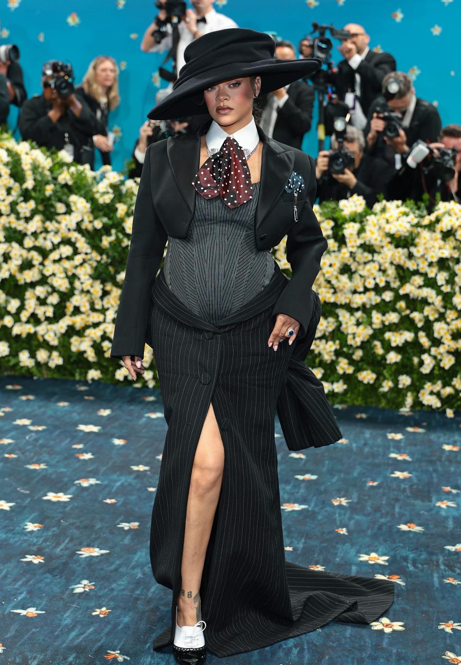 Рианна появилась на Met Gala с сюрпризом о третьей беременности