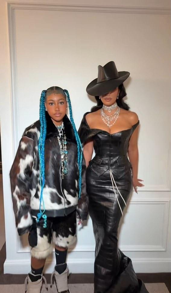 На фоне споров об опеке с Канье Уэстом, Норт Уэст дебютировала на Met Gala 2025 вместе с гордой мамой Ким.