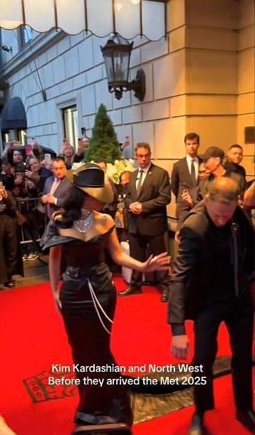 Ким Кардашьян отругала охранника после неловкого падения на Met Gala 2025