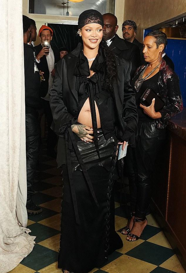 Беременная Рианна в шелковом костюме блистала на афтепати Met Gala A$AP Rocky, демонстрируя округлившийся животик.