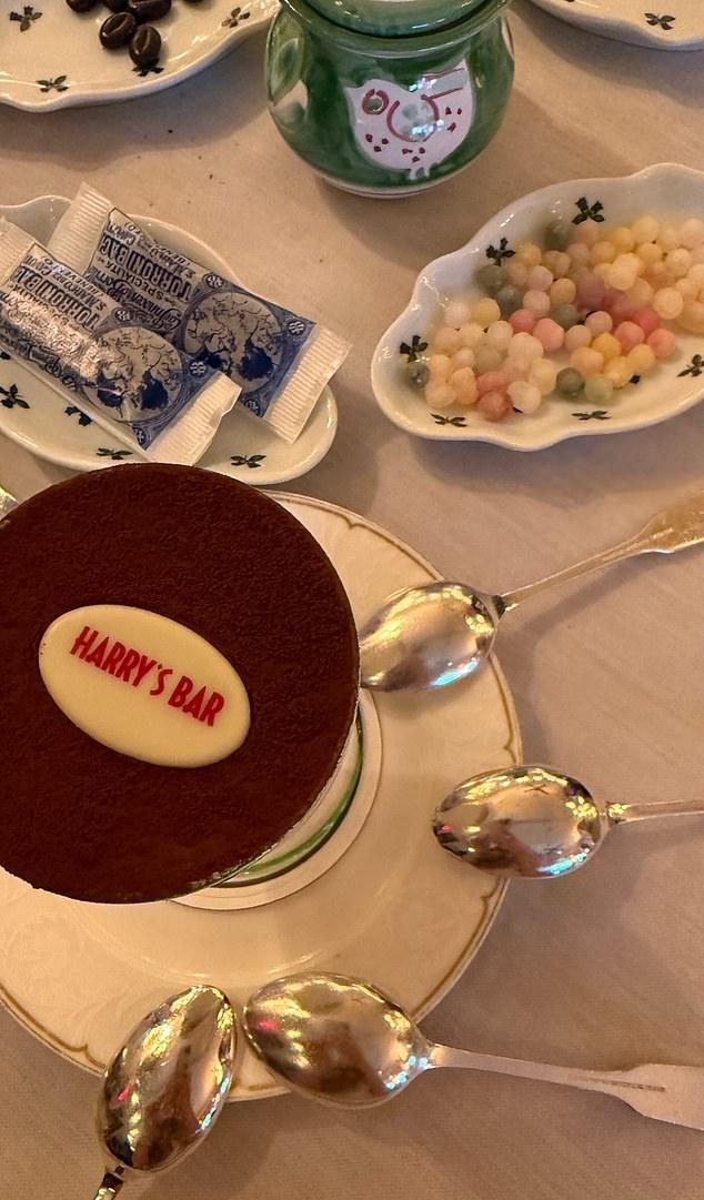Модель насладилась роскошным обедом в Harry's Bar и поделилась с подписчиками фото аппетитного тирамису.