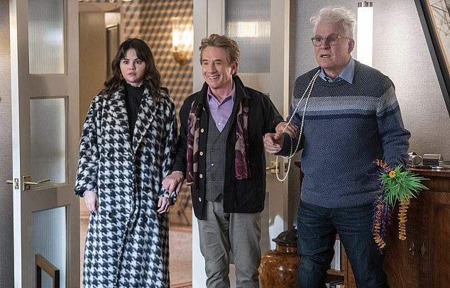 Хитовый сериал Hulu завоевал признание критиков, преданных фанатов и звёздных гостей, включая Мэрил Стрип, которой даже приписывали роман с Шортом после 3-го сезона.