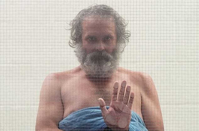 Предполагаемый преследователь Дженнифер Энистон, 48-летний Джимми Уэйн Карвайл, появился в суде без рубашки, после ареста за проникновение на территорию её особняка стоимостью 21 млн долларов.