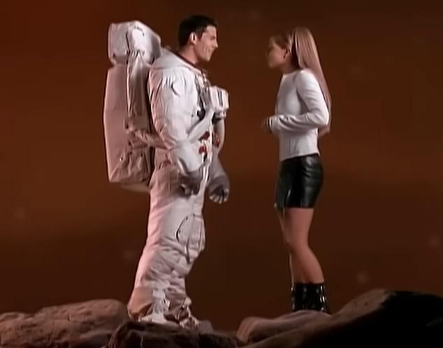 Модель из клипа Бритни Спирс «Oops!…I Did It Again» сменил профессию