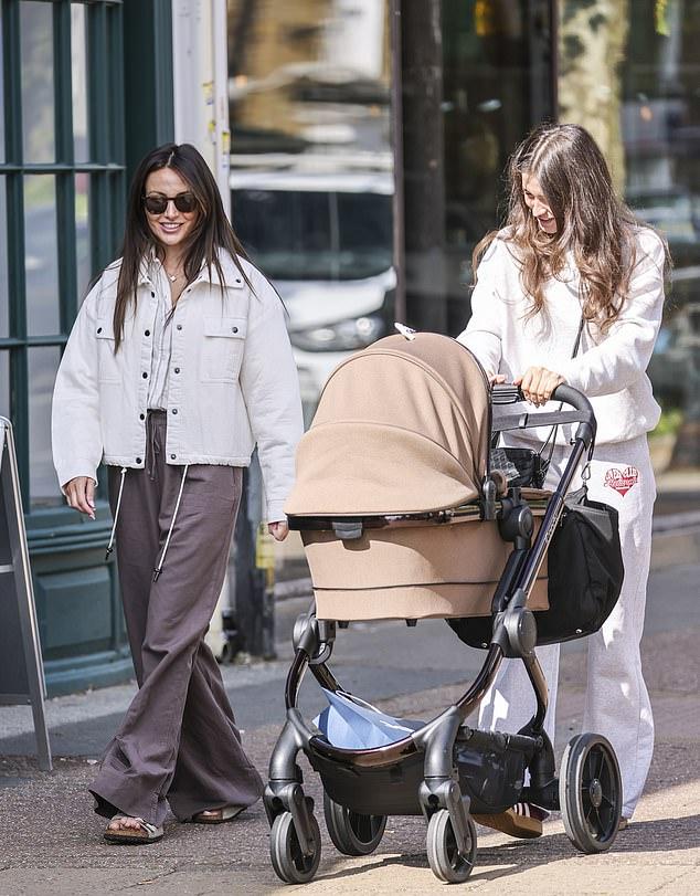 38-летняя звезда TOWIE и 37-летняя актриса в марте стали родителями и наслаждаются первыми неделями с малышом (Мишель и Наталья на фото).