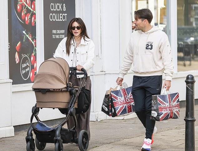 Мишель выглядела потрясающе, направляясь за продуктами в M&S в коричневых льняных брюках и бело-бежевой рубашке в полоску.