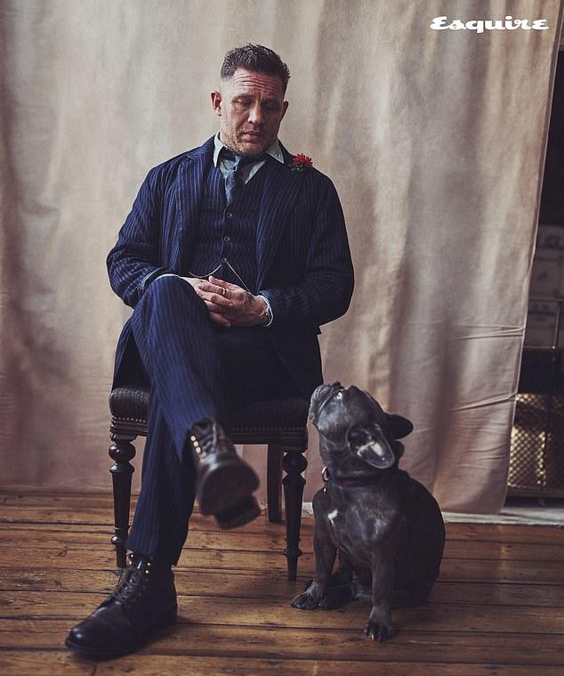 47-летний Том Харди откровенно рассказал Esquire о проблемах со здоровьем, операциях и вредной привычке, позируя с любимой собакой.