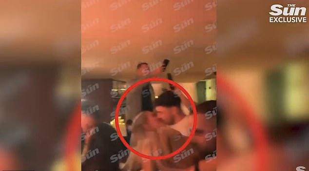 Звезды "Острова любви", похоже, возобновили отношения, бурно проявляя чувства на новогодней вечеринке спустя всего несколько месяцев после летнего расставания.