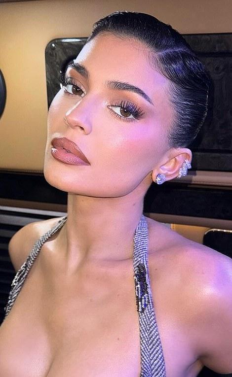 Звёзды восхищают своей неземной красотой, а Met Gala — идеальная сцена для их роскошных образов. На фото: Кайли Дженнер.