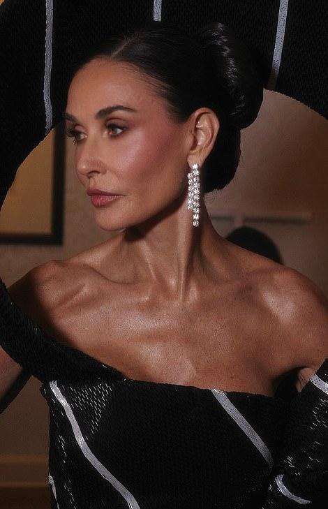 Деми Мур в своём наряде с Met Gala, фото позднее отредактировали и опубликовали в соцсетях.