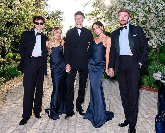 Семейная вражда Бекхэмов: Бруклин Бекхэм игнорирует звонки родителей