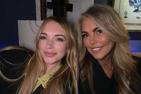 Линдси Лохан трогательно поздравила маму Дину с Днем матери, вызвав удивление у поклонников