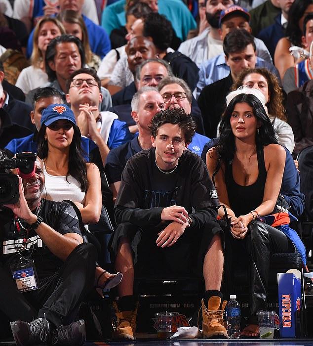 Синяя кепка Knicks поверх длинных блестящих наращенных волос дополнила ее стиль.
