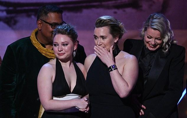Получив BAFTA, Кейт Уинслет посвятила награду дочери Мие Триплтон, сказав: "Разделила бы её пополам и отдала бы тебе, малышка! Мы сделали это вместе!" (фото с церемонии).