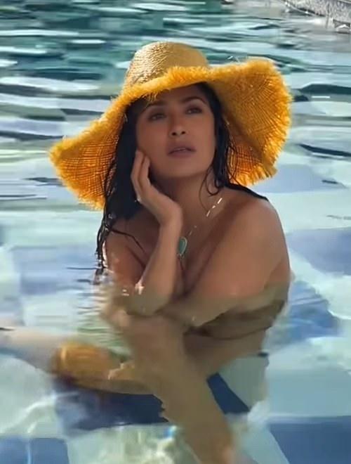 Сальма Хайек разогрела фанатов, показав пикантное закулисье фотосессии для Sports Illustrated Swimsuit 2025.