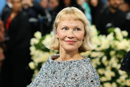 Памела Андерсон объяснила странную причёску на Met Gala 2025