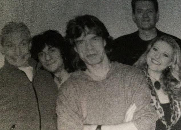 Анжела также выложила фото встречи с Миком Джаггером и The Rolling Stones.