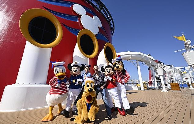 Эмма призналась, что сначала они с Мэттом скептически относились к круизу Disney Fantasy без детей, так как ездили в Диснейленд лишь с ними.