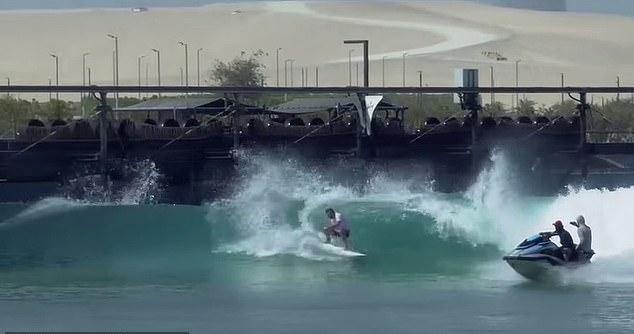 Актер демонстрировал мастерство серфинга в огромном Surf Abu Dhabi, ловко маневрируя на доске по гребням больших волн.