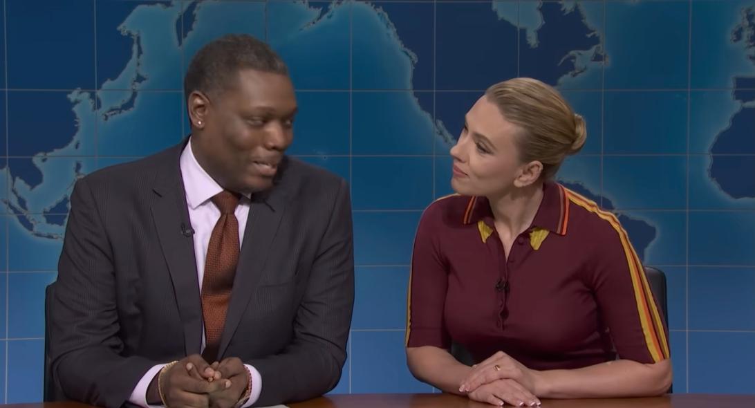 Скарлетт Йоханссон и Майкл Че на шоу "Saturday Night Live".