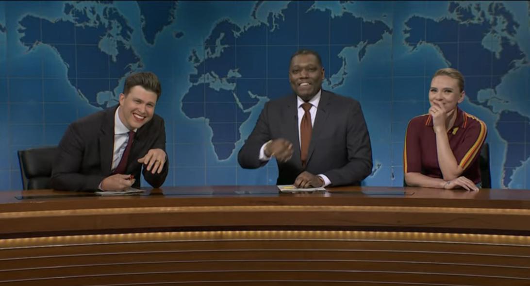 Скарлетт Йоханссон, Колин Йост и Майкл Че на "Saturday Night Live".