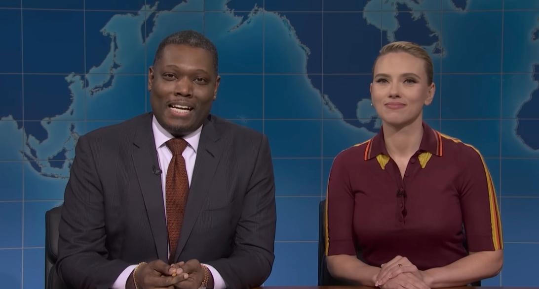 Скарлетт Йоханссон и Майкл Че в эфире Saturday Night Live.