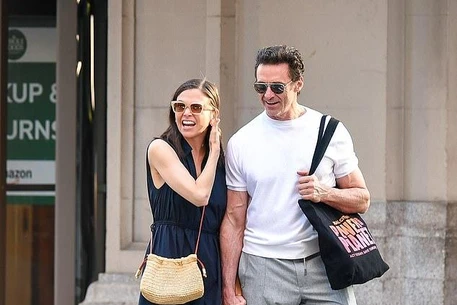 Хью Джекман и Саттон Фостер на прогулке по Нью-Йорку на фоне слухов о трудностях