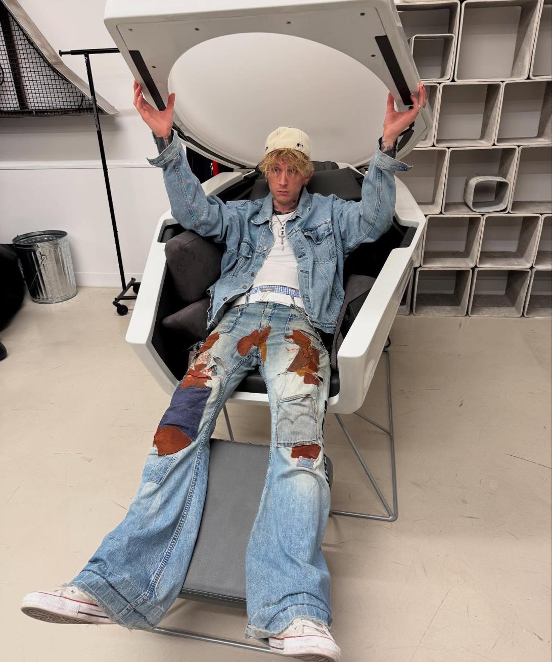MGK в четверг в Instagramе