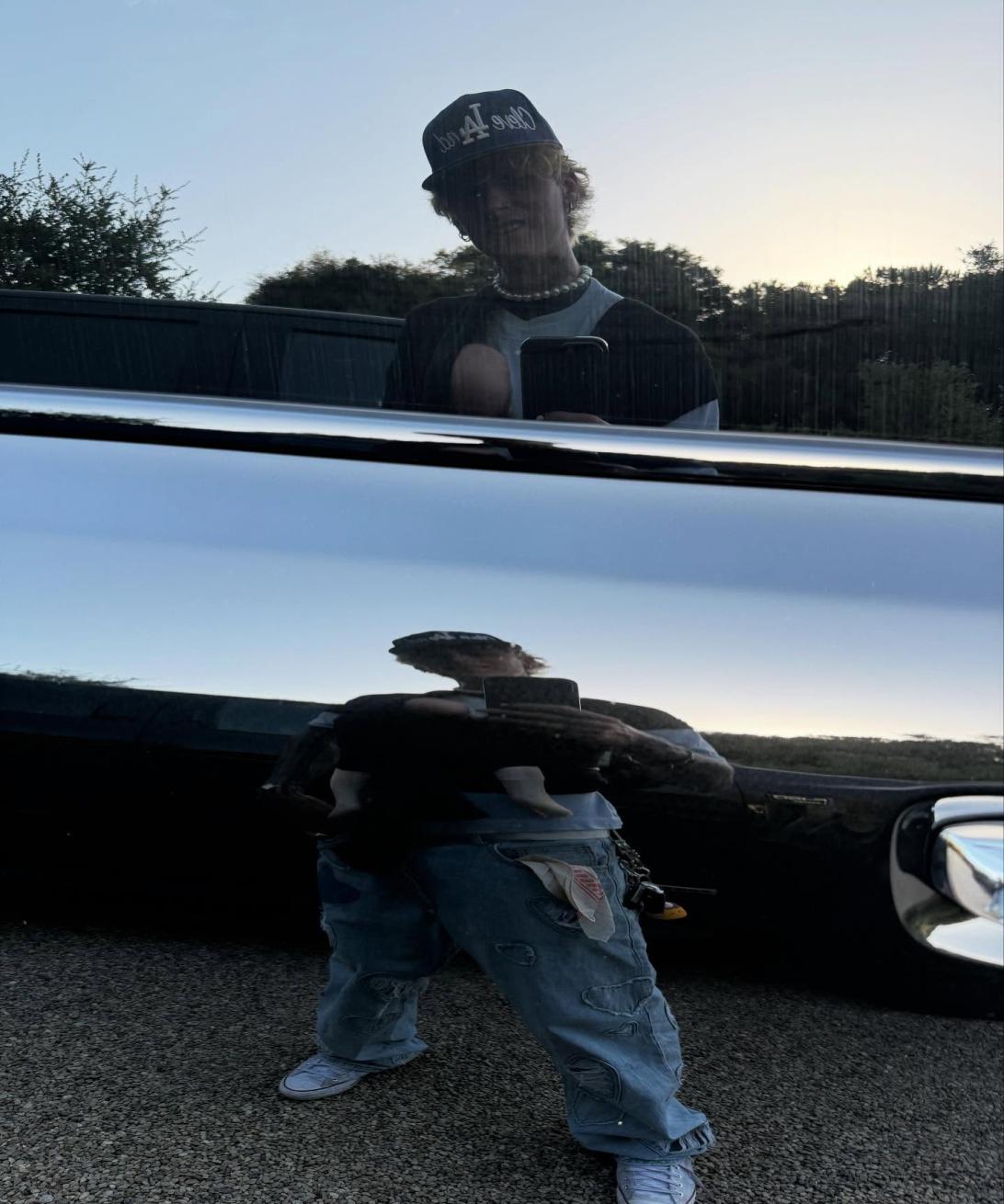 MGK с ребенком в Instagramе в четверг.