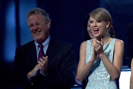 Отец Тейлор Свифт обвинил Блейк Лайвли в угрозах утечкой личных сообщений