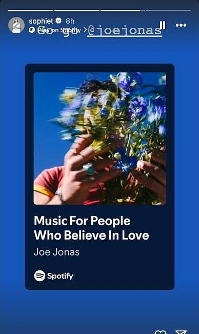 Она подписала: "Вперед, вперед @joejonas". Альбом официально вышел в пятницу, 23 мая.