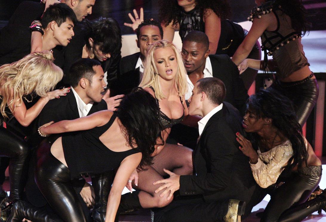 Певица Бритни Спирс выступает на MTV Video Music Awards в отеле The Palms 9 сентября 2007 года в Лас-Вегасе.