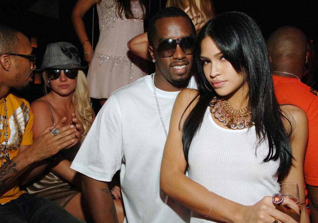 Даллас Остин, певица Бритни Спирс, рэпер P. Diddy и Кэсси позируют.