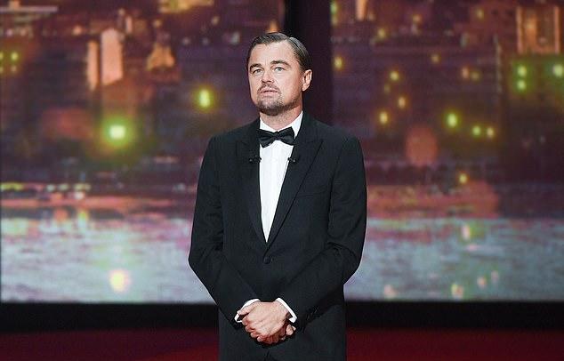 На гала-вечере amfAR Леонардо Ди Каприо снова попал в неловкую ситуацию с Лорен Санчес, невестой Джеффа Безоса